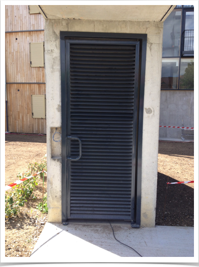 Porte remplissage à lames inclinées